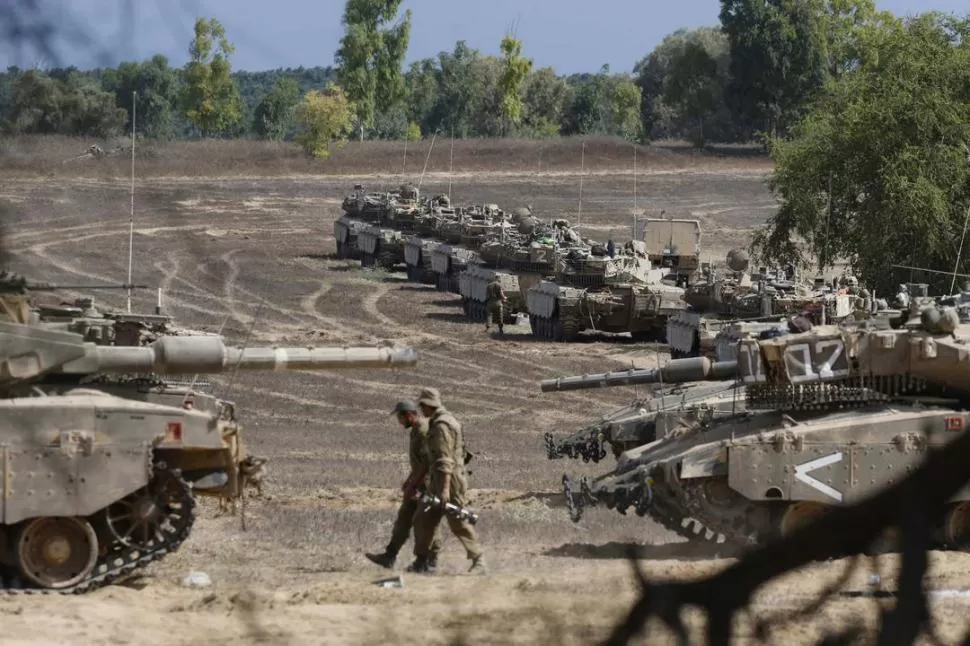 EN LA FRONTERA. Tanquistas israelíes esperan instrucciones del alto mando; los blindados están estacionados en las cercanías de la Franja de Gaza. reuters