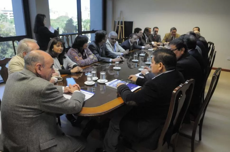 EN LA CABECERA. Jiménez visitó la Legislatura y fue entrevistado por los parlamentarios, requisito previo a su designación como ministro Fiscal de la Corte. prensa legislatura