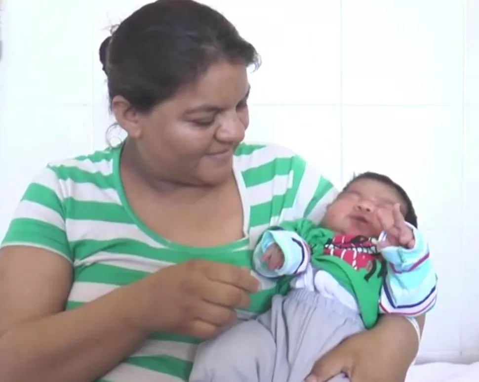 FELICES JUNTOS. Fabiana Navarro abraza con amor a su bebé Francisco. captura de video de la gaceta