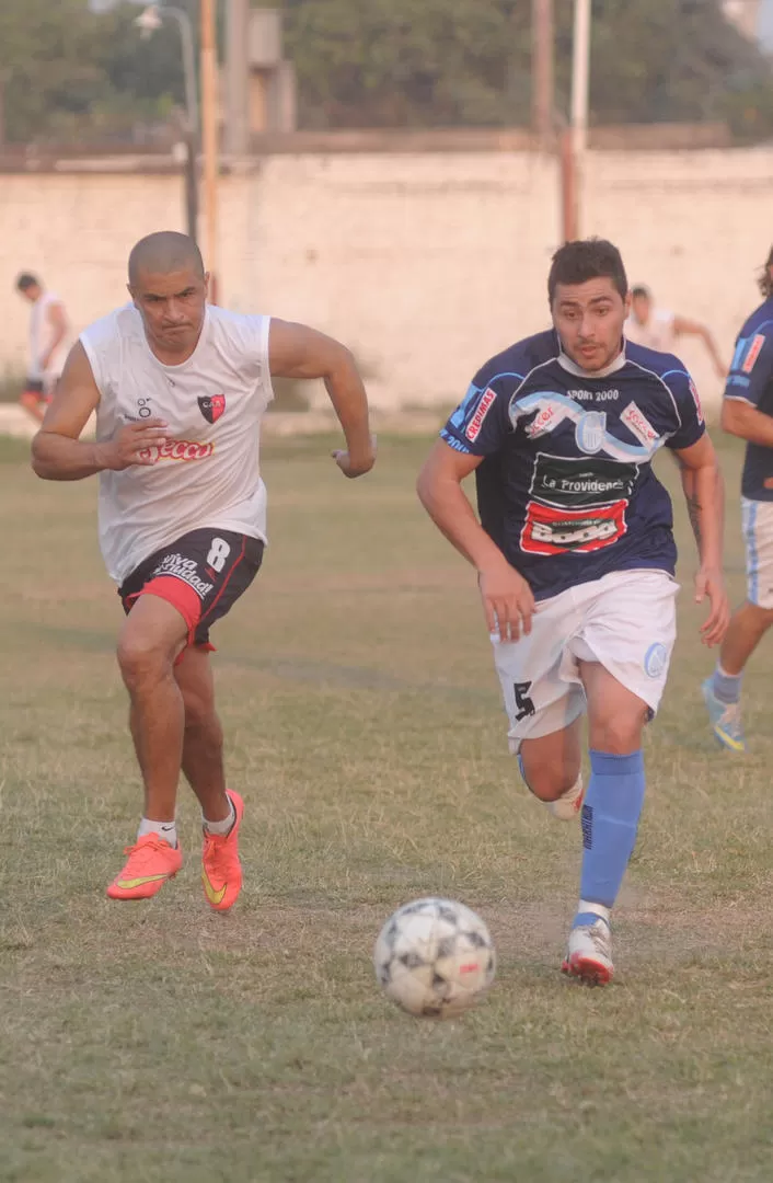 DESPLIEGUE. Hasan Jadur se lleva la pelota ante la marca de Raúl Valdez. 