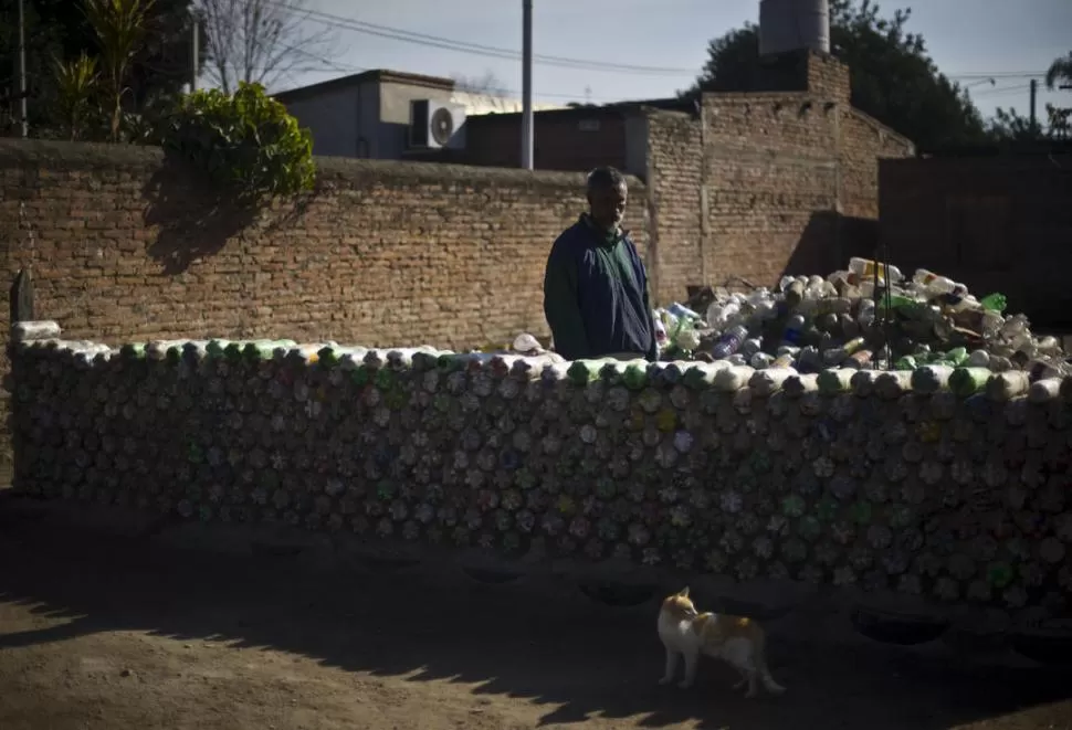 EL PODER DEL PLÁSTICO. Puede destruir el planeta o ayudar a vivir mejor a otros. Las botellas de PET no se biodegradan, son buenas aislantes y sirven para construir paredes sólidas.  la gaceta / fotos de jorge olmos sgrosso 