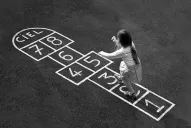 La pelota de trapo y la rayuela, juegos “de museo”