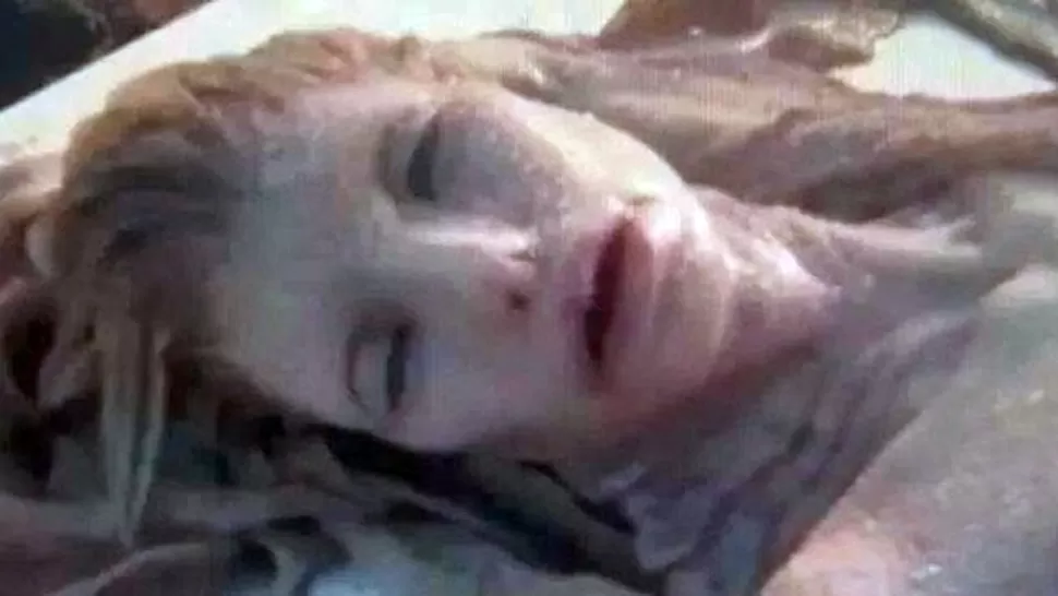 EN LA PLAYA. Lo que parece ser una sirena fue hallado en la arena. FOTO TOMADA DE INFOBAE.COM