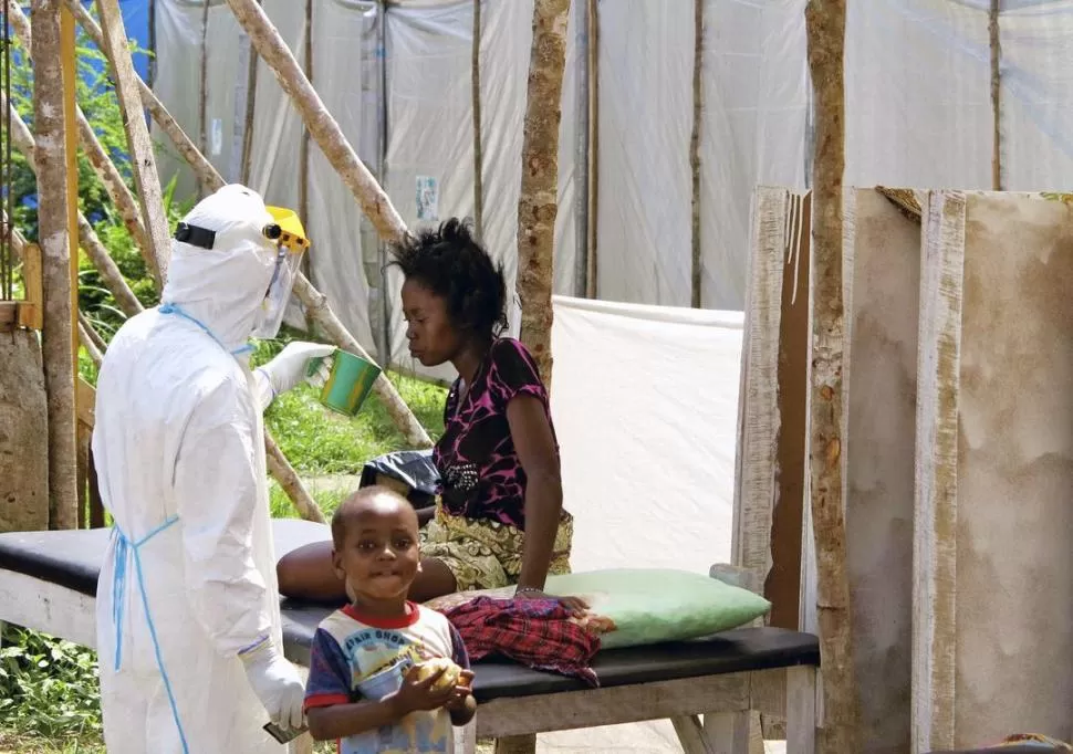 KENEMA. Un trabajador de la salud de Sierra Leona atiende a una paciente. reuters