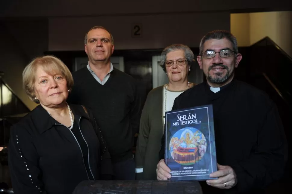 ORGULLO. Honoria Zelaya de Nader, Elías Cabbad, Amal Dayoub de Cabbad y el padre Alurralde, con el libro. la gaceta / foto de hector peralta