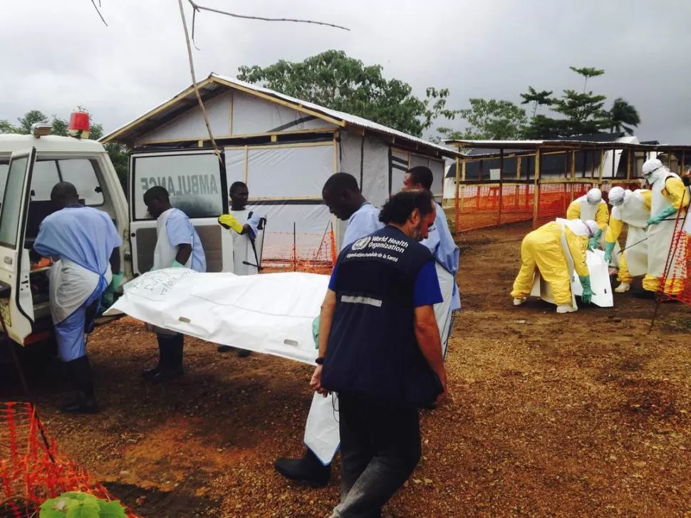 EN SIERRA LEONA. Enfermeros y socorristas llevan los cuerpos de víctimas del ébola, en un centro dirigido por la organización Médicos sin Fronteras reuters