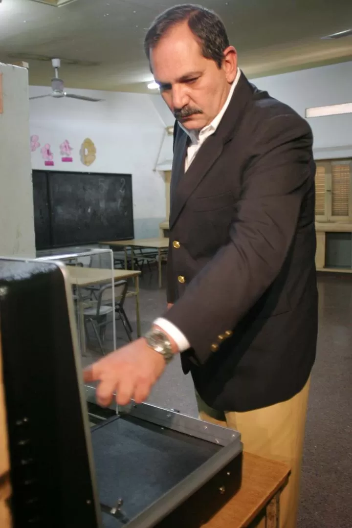 EN 2006. Durante una prueba en la escuela Bernardo de Monteagudo, el gobernador José Alperovich simula la emisión del voto electrónico. telam (archivo)