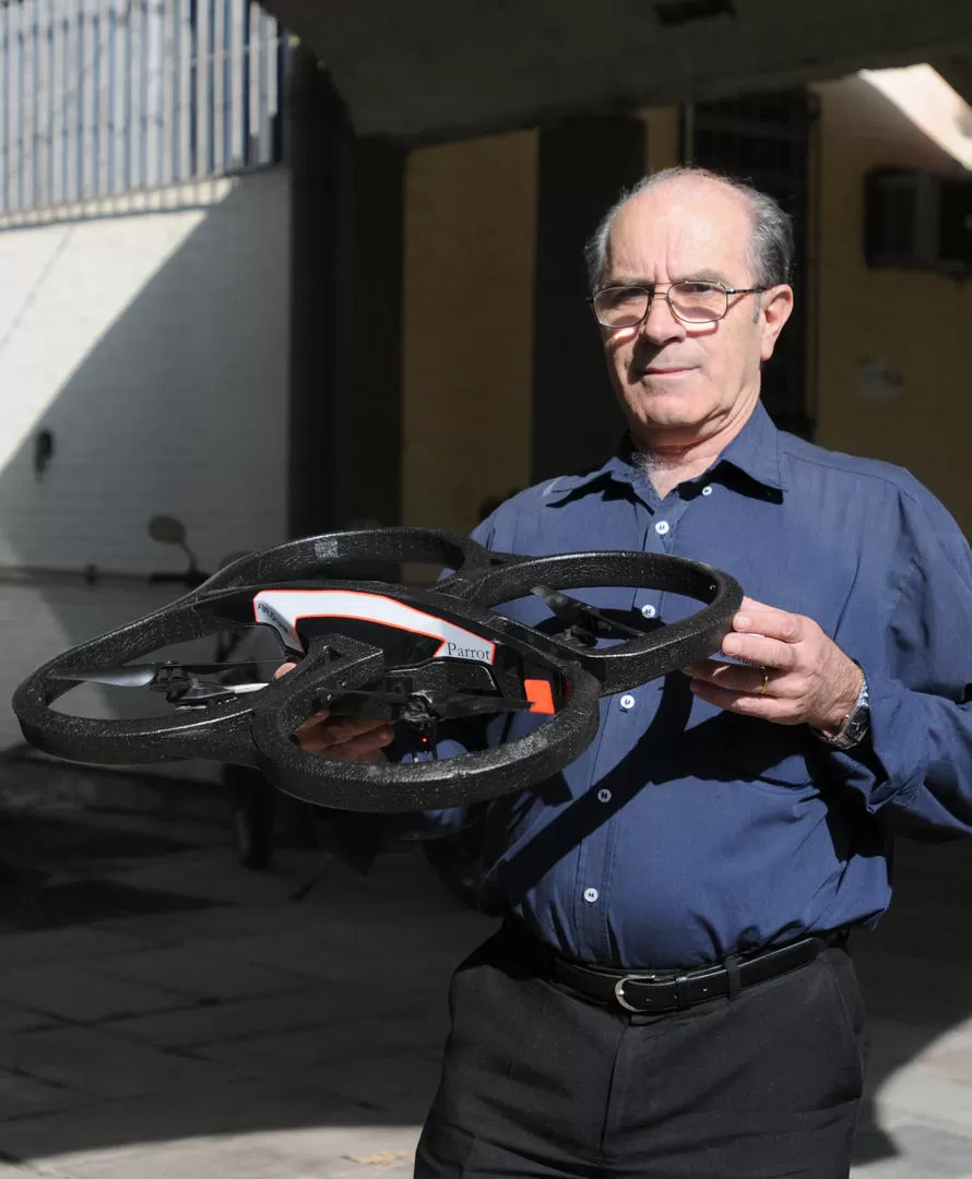 EJEMPLAR. El docente Ladislao Mathé sostiene un Parrot ar Drone II, un equipo que pesa 380 gramos.  