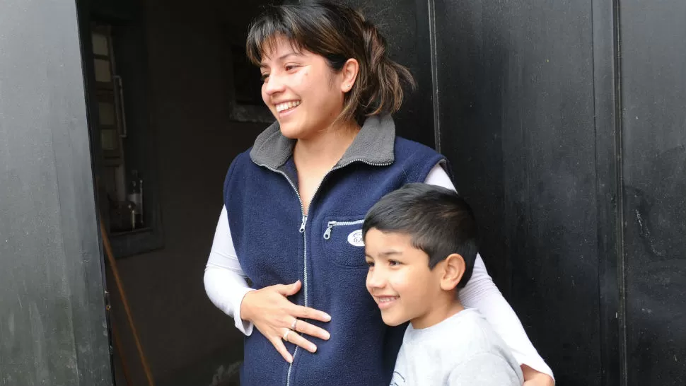 FELIZ. Mayra y su hijo, recibiendo la noticia. LA GACETA / FOTO DE HÉCTOR PERALTA