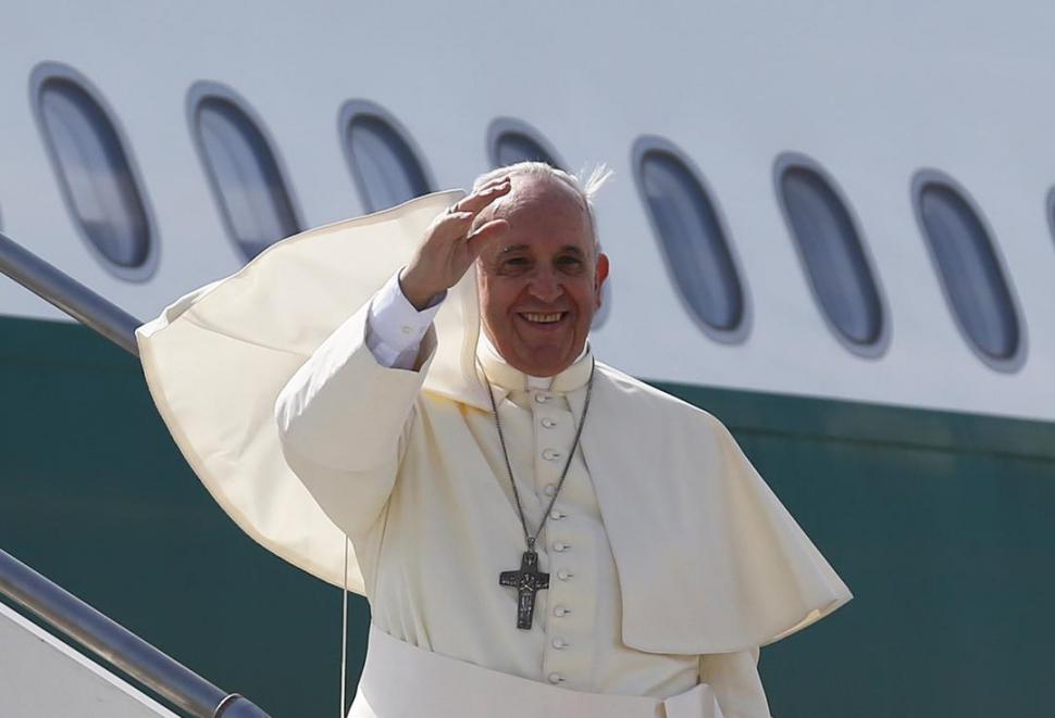 A PUNTO DE PARTIR. El Papa se despide antes de volar a Corea del Sur. reuters