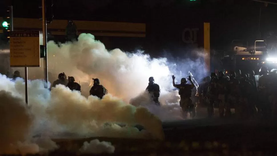 CRISIS EN FERGUSON. Los policías reprimieron anoche con gases lacrimógenos. REUTERS