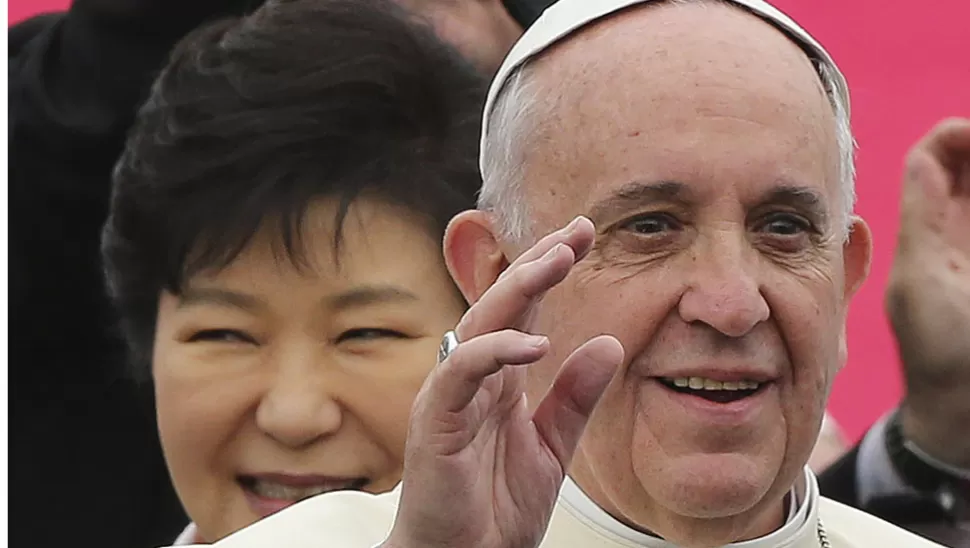 ENCUENTRO. La presidenta de Corea del Sur recibió al Papa, en su primera visita al país. REUTERS