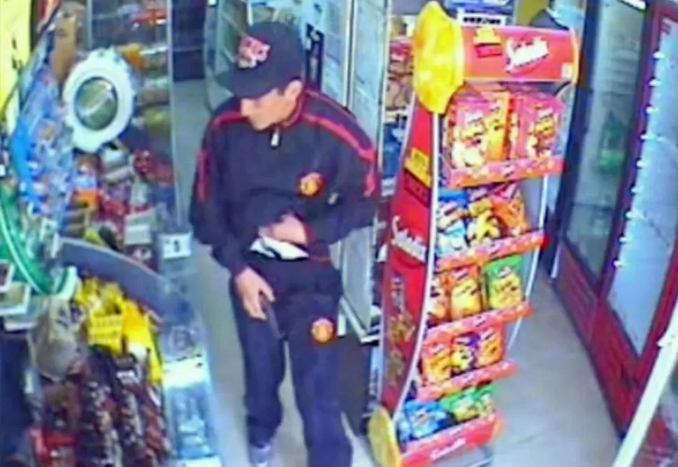 PRUEBA. El comerciante tiene las grabaciones de todos los robos que sufrió. captura de video