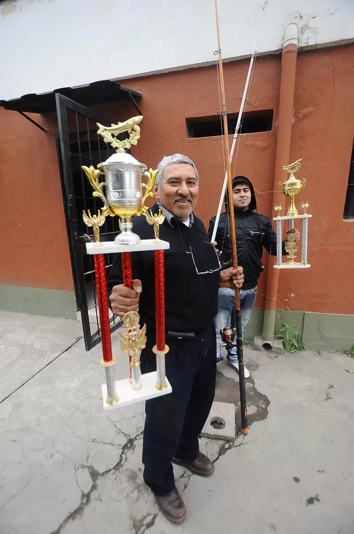 ORGULLOSO. Miguel “Mejicano” Gonzáles muestra orgulloso el trofeo que ganó y a su nieto que quiere seguir sus pasos. 