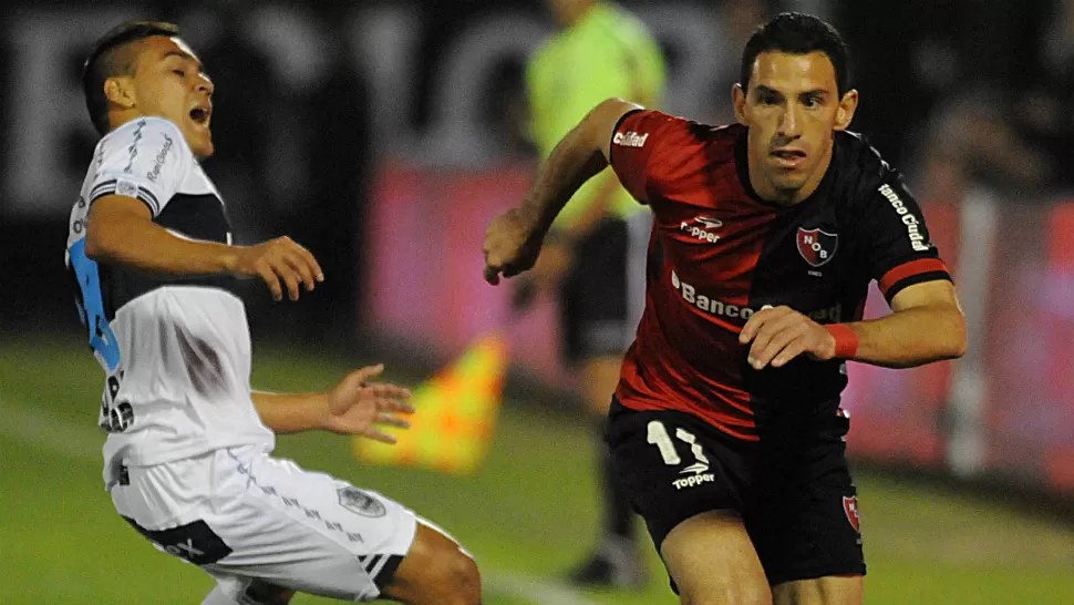 DUELO EN ROSARIO. Maxi Rodríguez intenta superar la marca platense en el partido que Newell's juega con Gimnasia y Esgrima de La Plata. TELAM