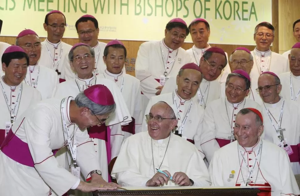 ALEGRÍA TRAS LA LLEGADA. El Papa sonríe entre los cardenales surcoreanos. reuters