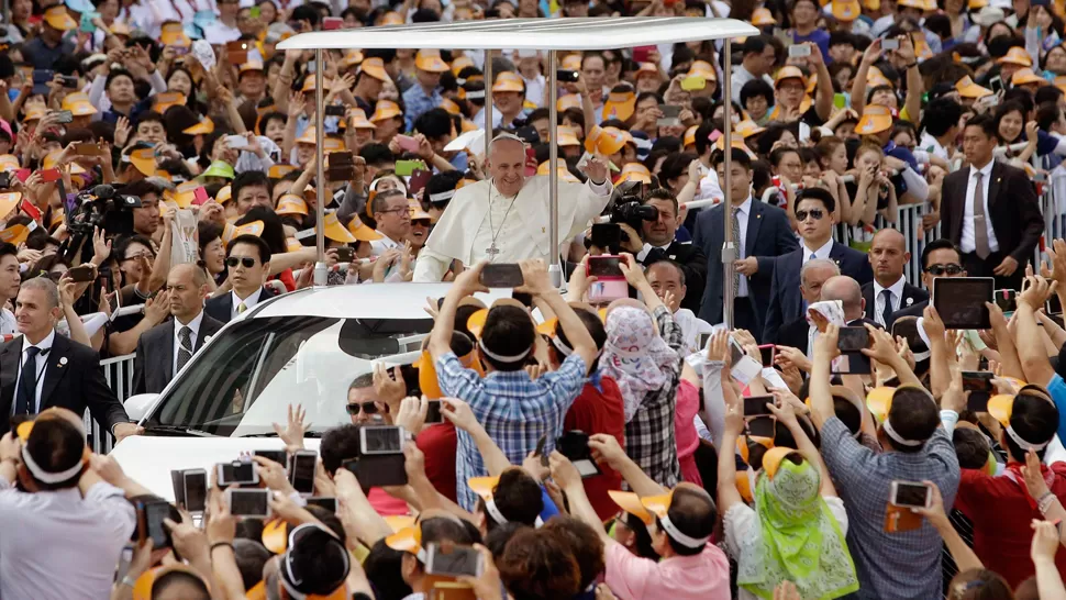 CELULARES ARRIBA. Cientos de surcoreanos usaron sus dispositivos móviles para fotografiar al Papa. REUTERS