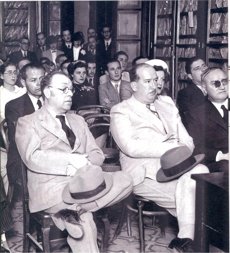 MANUEL GARCÍA MORENTE. Sentado, a la izquierda, junto a los doctores Norberto Antoni y Alberto Rougés  la gaceta / archivo