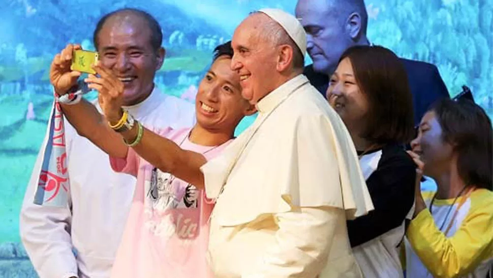 SELFIE. El Papa Francisco se mostró de muy buen humor ante los jóvenes asiáticos. FOTO TOMADA DE PERFIL.COM