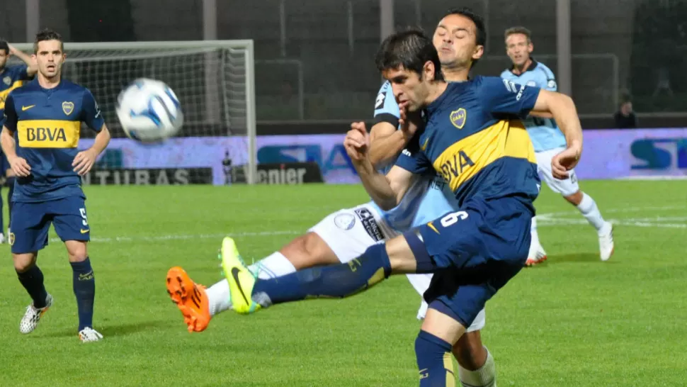 DURO DUELO. Boca venció a Belgrano recién en el final, tras un partido muy parejo. TELAM