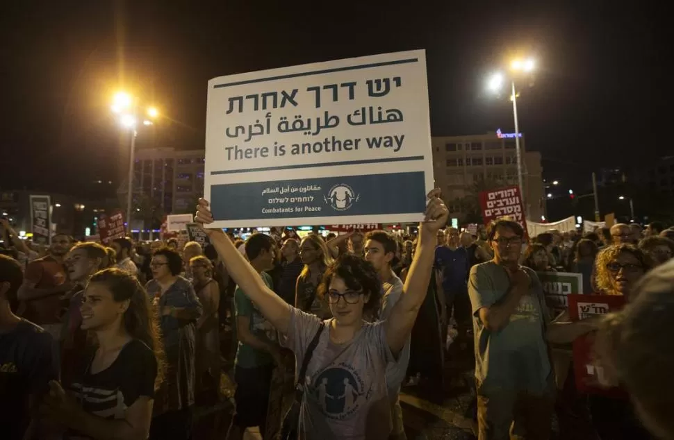 EN TEL AVIV. Miles de israelíes marcharon a favor de la paz con los palestinos. reuters