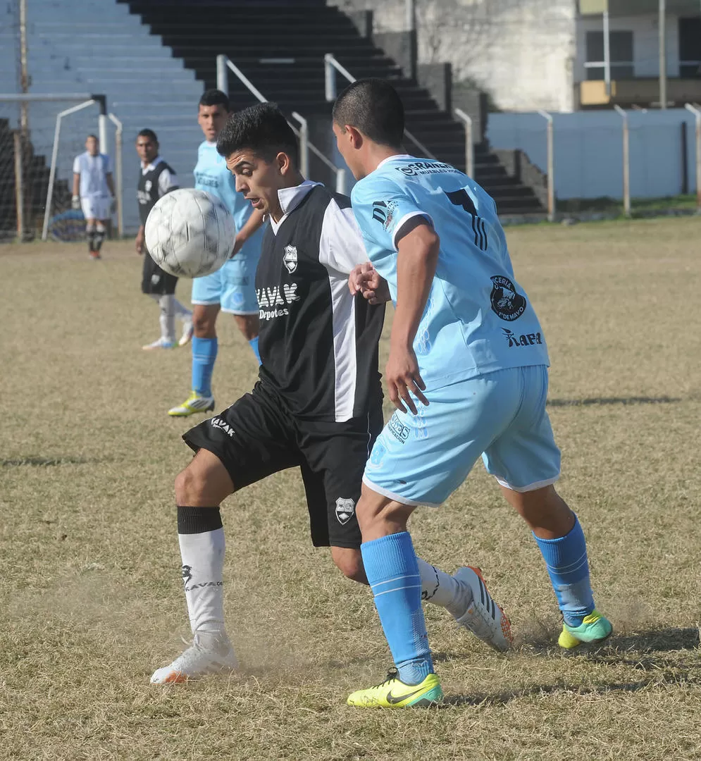 SIGUE FIRME. Ronald Galván, de Central Norte, trata de controlar la pelota ante la marca de Luciano Fuente.  