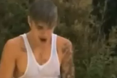 Por una buena causa, famosos se suman a la moda 'Ice Bucket Challenge'