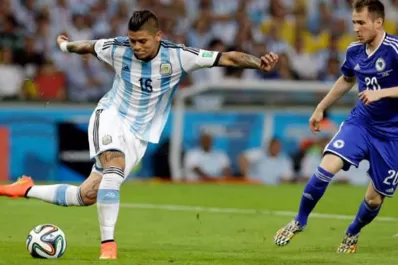 Marcos Rojo, de una rabona en el área al Manchester United