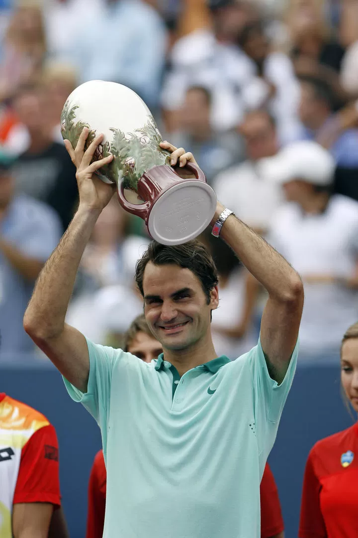 CHOCHO. Federer levanta el trofeo tras su victoria ante Ferrer en Ohio. 