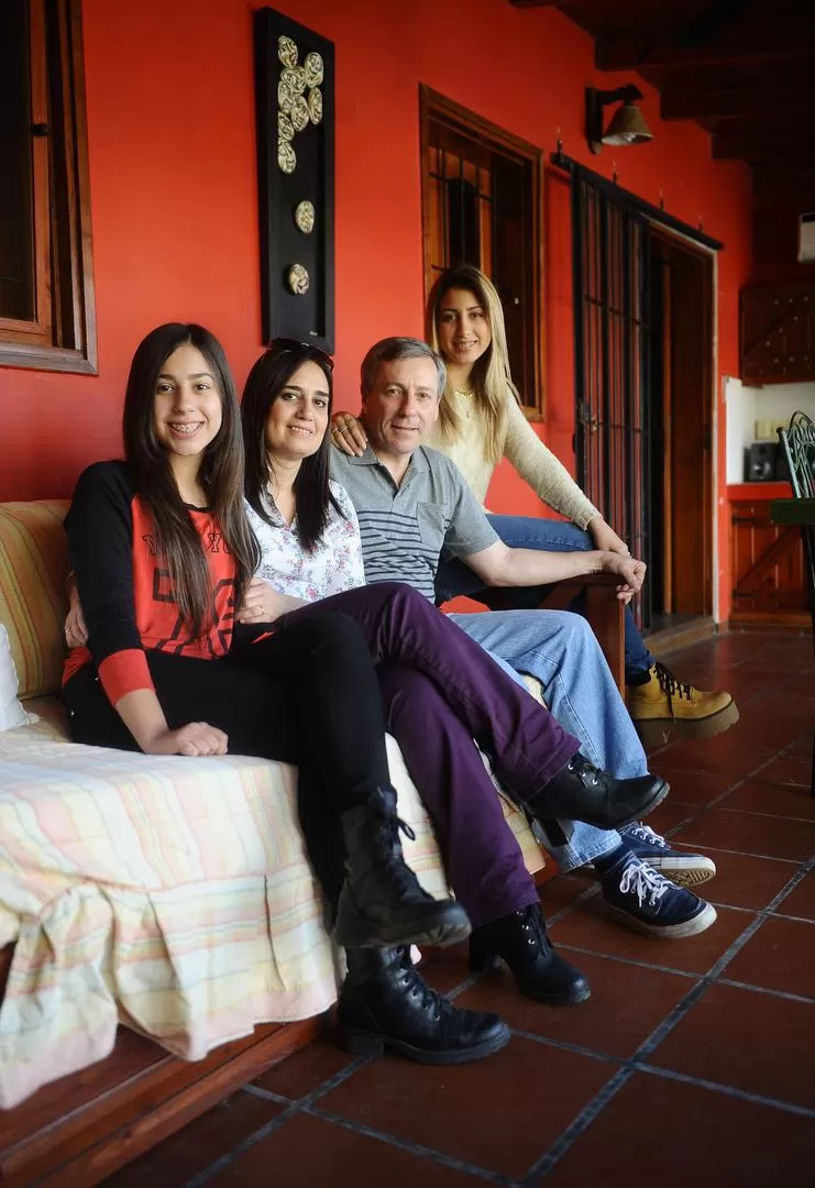 DESDE LA “DOCTA”. Abel Villaruel conoció a su esposa Ruth en Córdoba; ambos posan con sus hijas. la gaceta / fotos de osvaldo ripoll