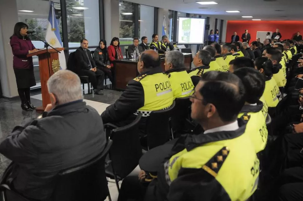 PRESENTACIÓN OFICIAL. La legisladora Graciela Suárez (frente al micrófono) fue una de las autoras del protocolo y lo anunció ante la Policía. PRENSA LEGISLATURA