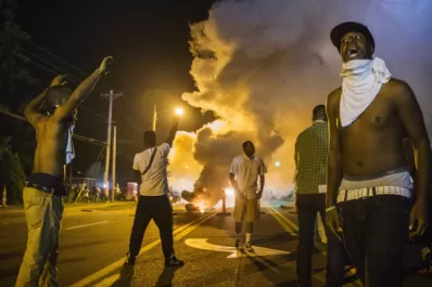 Continúan la tensión en Missouri: hay dos heridos de bala y 31 detenidos por otra noche de protestas