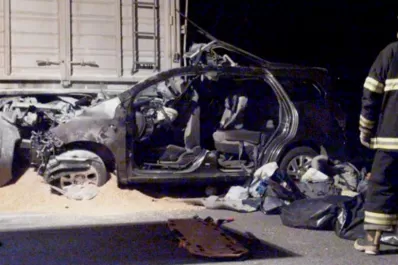 El camión arrastró unos 200 metros al auto de los familiares del Papa