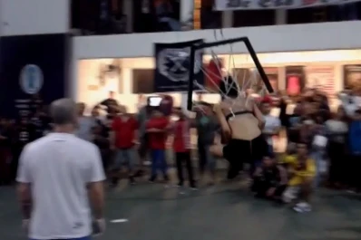 Una mujer cuelga de su piel durante el Tucumán Tattoo Festival