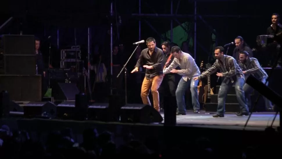 LOS ROJAS. Jorge Rojas convocó a todo el club Central Córdoba a bailar al ritmo de sus nuevos temas. imágen captura de video