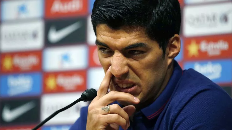 OFF SIDE. Luis Suárez se entrena con el Barcelona pero no podrá jugar hasta el 25 de octubre. FOTO REUTERS.