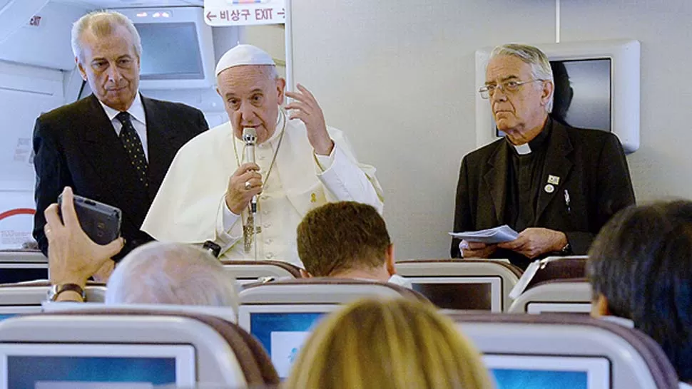 CONFERENCIA. El Papa conversó con los periodistas en el avión que lo llevaba desde Corea del Sur a Roma. FOTO TOMADA DE EMOL.COM