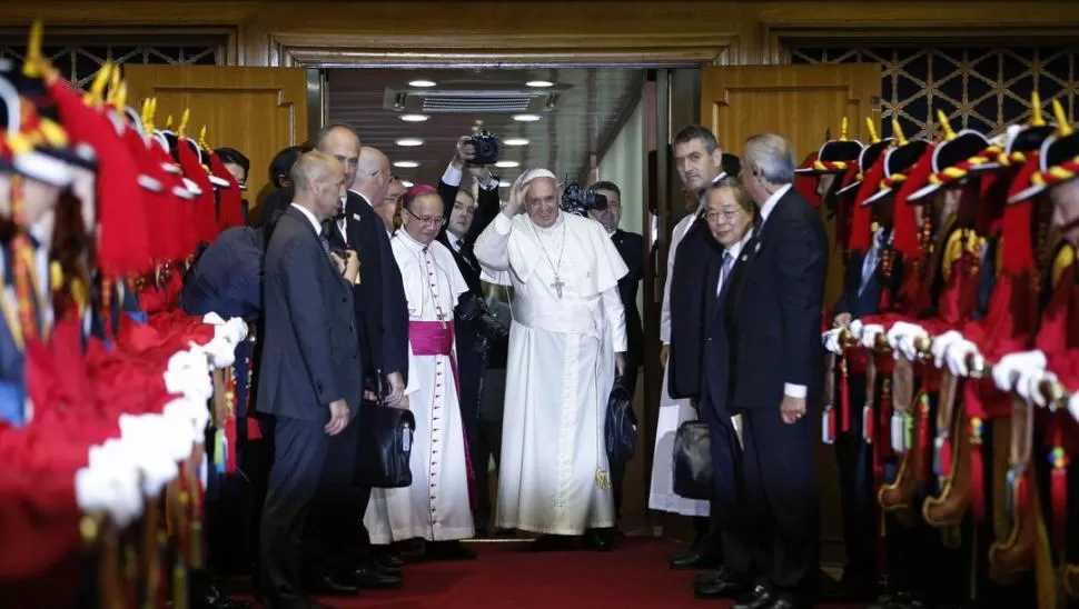 ADIÓS. El Papa se despide antes de abordar el avión que lo llevará a Roma. reuters