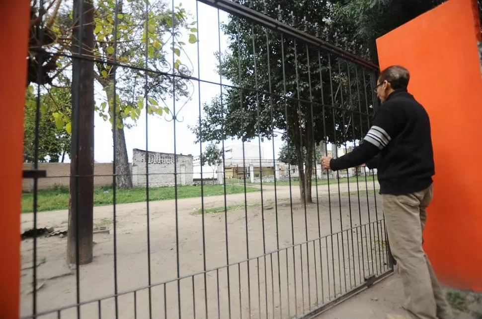 PRESO EN SU PROPIA CASA. Alejandro Gramajo observa la abandonada calle del barrio Obrero detrás de las rejas con las que se protege de los robos. la gaceta / fotos de osvaldo ripoll