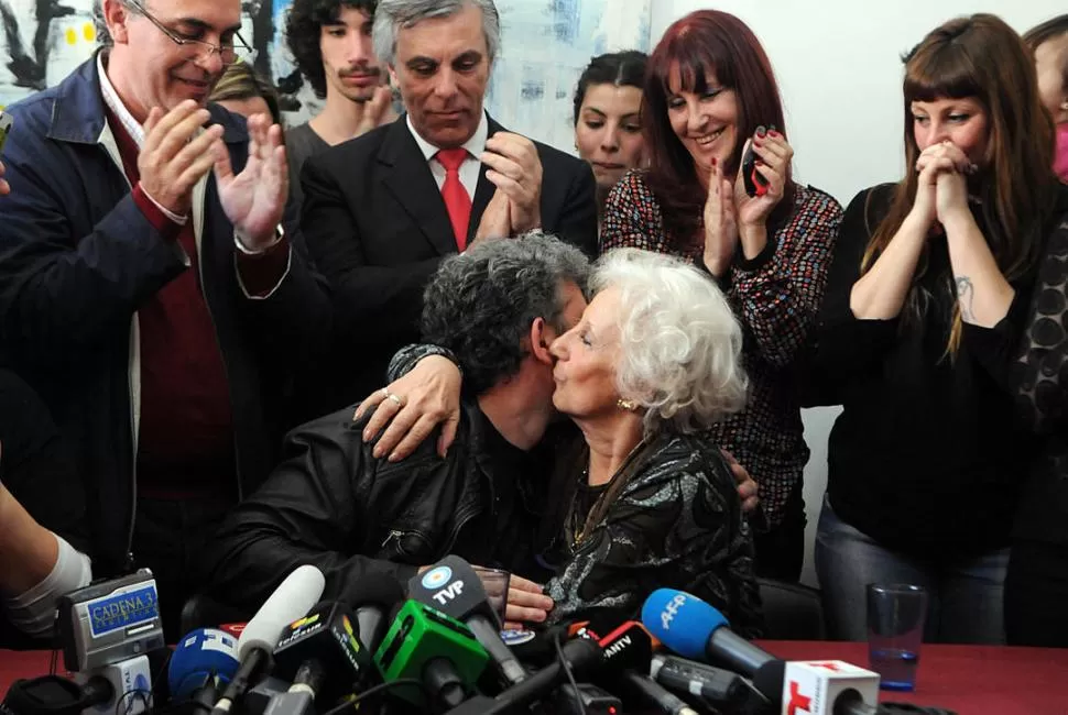ENCUENTRO. Con lágrimas en los ojos, Estela de Carlotto abraza a Guido, después de buscarlo 36 años. telam 