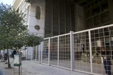 Polémica por la verja en la entrada del Ente Cultural