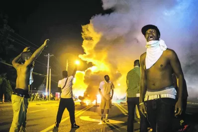 Manifestantes volvieron a enfrentarse con la Policía de Missouri, Estados Unidos