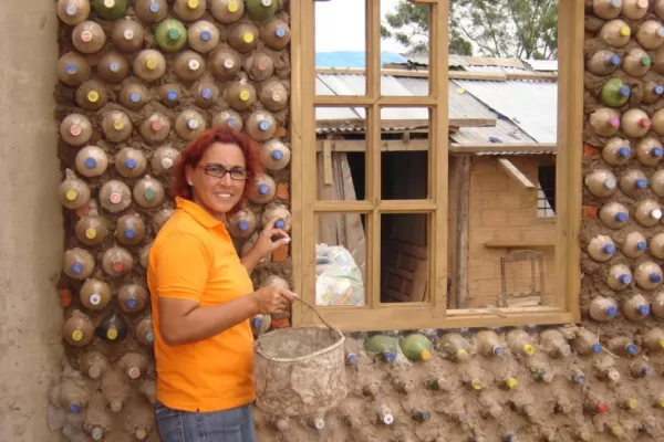 Un enojo y ganas de ayudar, cimientos de las casas de botellas
