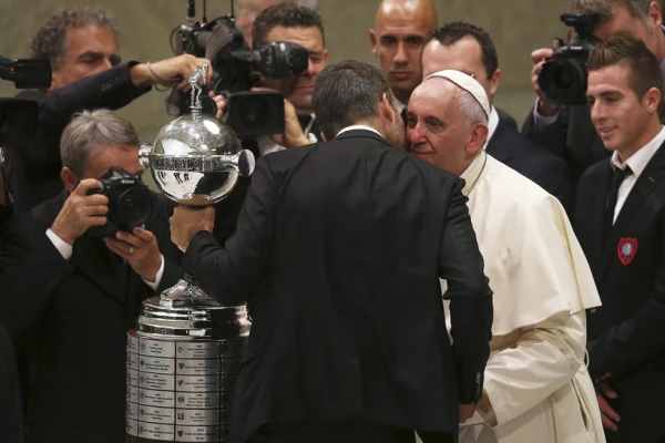 Tinelli y los jugadores de San Lorenzo le ofrendaron la Copa Libertadores al papa Francisco