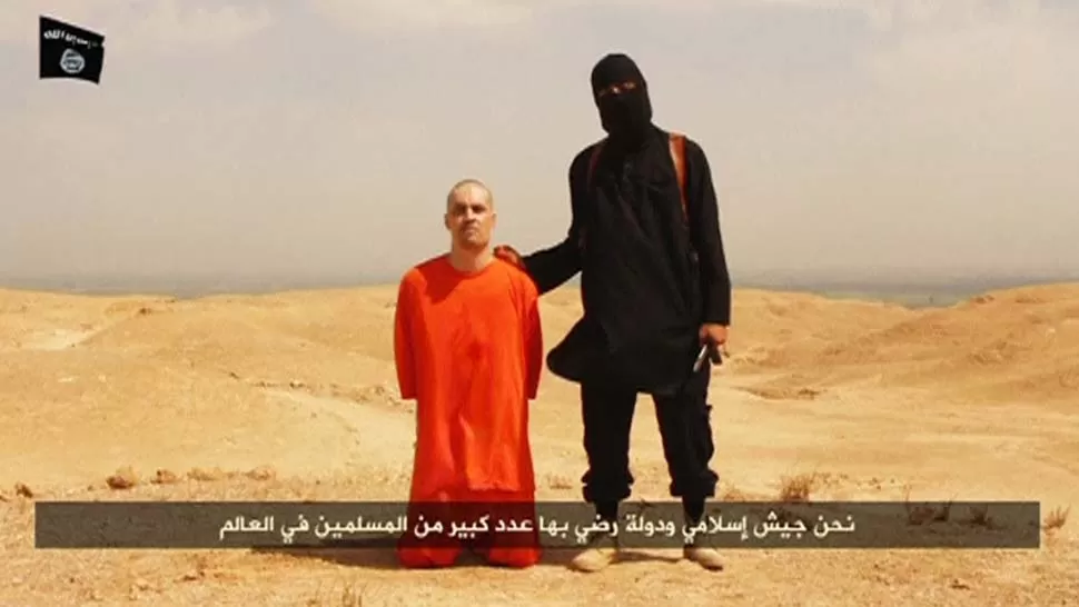 INSTANTE FINAL. Antes de morir, James Foley fue obligado a reproducir un mensaje contra los Estados Unidos. CAPTURA DE VIDEO / REUTERS