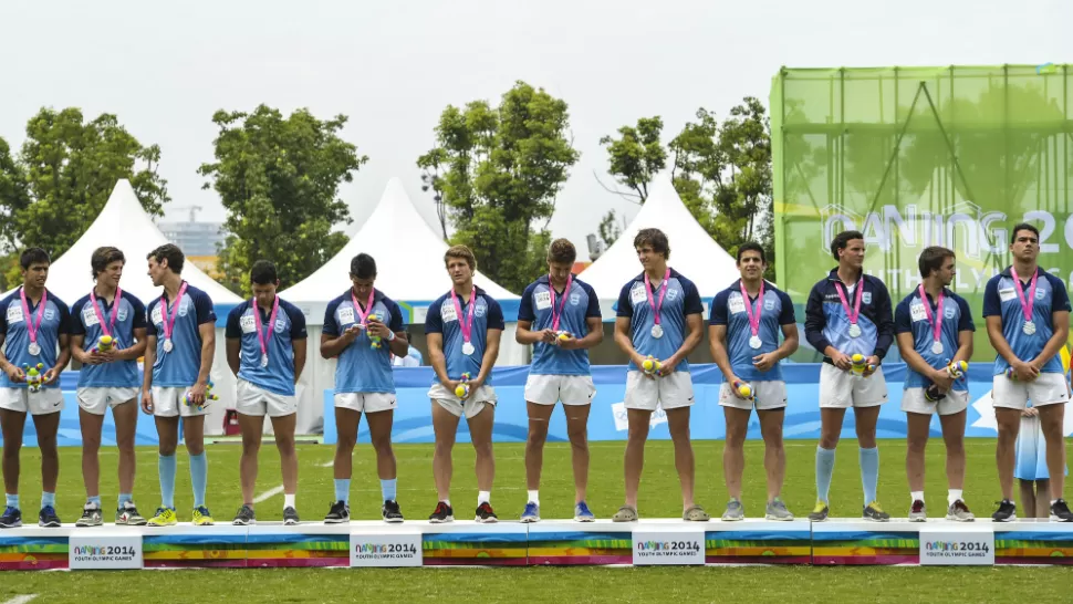 CON LA MEDALLA. Los chicos argentinos en el podio con la medalla de plata. PRENSA NANJING 2014