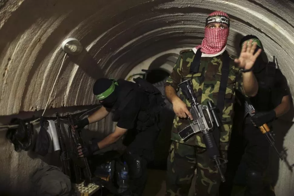 VISITA. Combatientes de las brigadas Al Qassam, el brazo armado de Hamas, guiaron a un fotógrafo de Reuters. reuters
