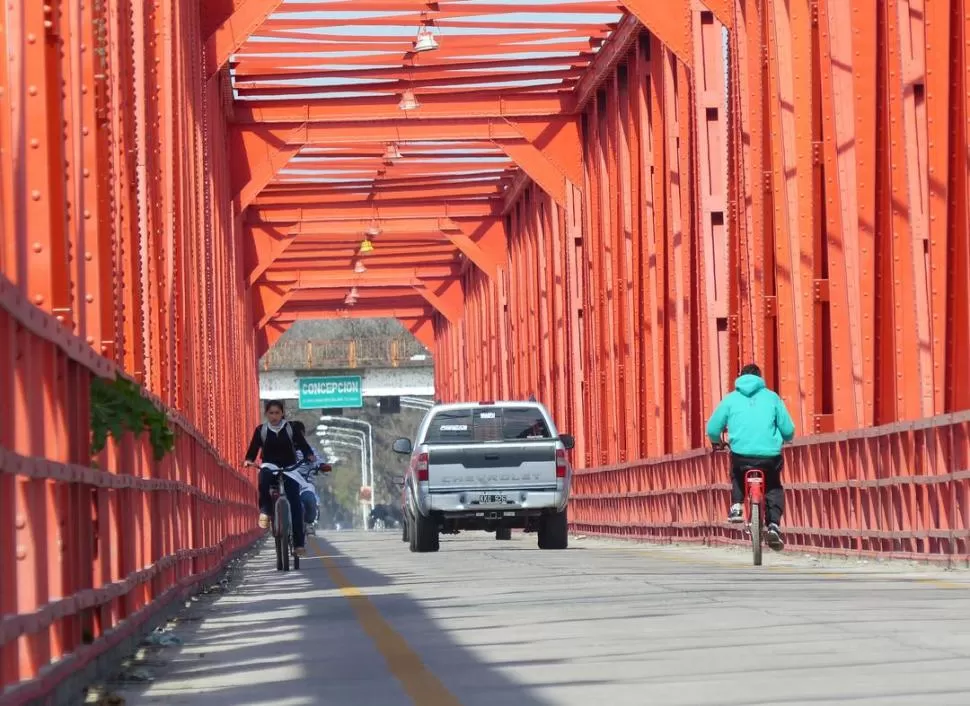 PRIVILEGIADOS. Sólo en el viejo puente carretero, que une Concepción con Arcadia, los ciclistas tienen un sector demarcado para circular. la gaceta / fotos de osvaldo ripoll