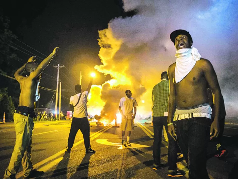 EN EL CENTRO DE LA CIUDAD. Los manifestantes desafían a la Policía: queman cubiertas y levantan barricadas. reuters