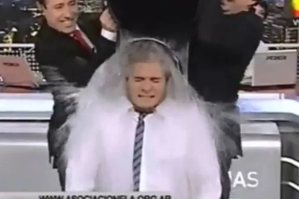 Guilermo Andino se sumó al Ice Bucket Chalenge en pleno noticiero